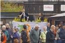 OK-Präsident Reinhold Trachsel moderierte das Fest, Mariana Borer übersetzte ins...
