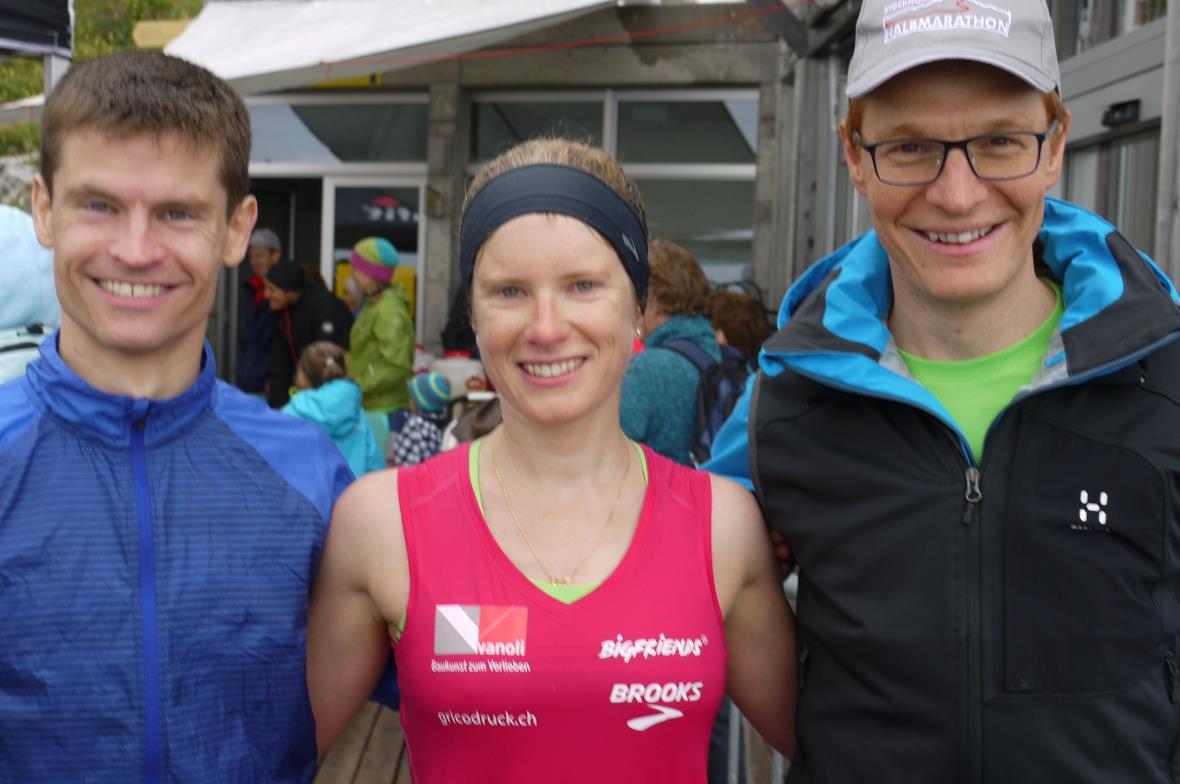 OK-Präsident Simon Künzi (rechts) gratulierte Christian Mathys und Petra Eggenschwiler zum Sieg am Stockhorn-Halbmarathon.