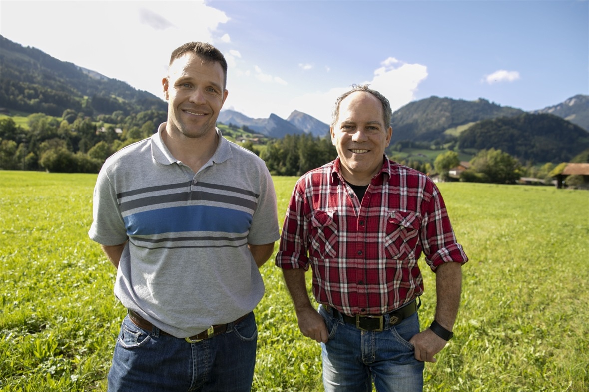 OK Präsident Thomas Klossner und Adrian Mani Präsident KMU Diemtigtal haben mit ...