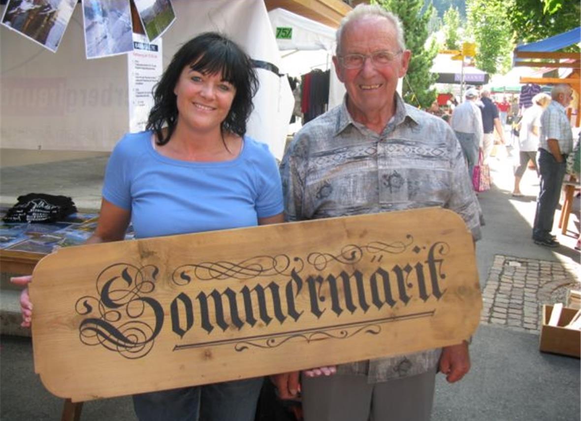 Sommermärit OK-Präsidentin Gudrun Müller und Jakob Imobersteg, dem Hersteller des neuen Sommermärit-Aushängeschildes.