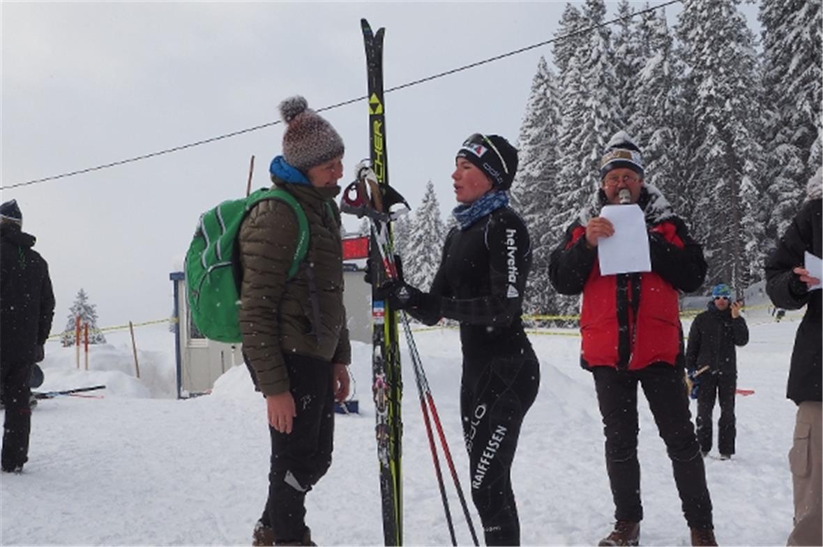 OK-Präsidentin Sonja Kurt gratuliert der neuen Schweizermeisterin als erste.