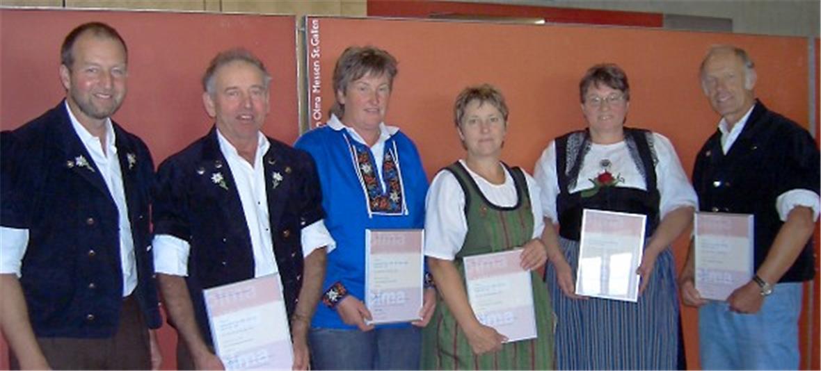 OLMA-Goldmedaillen für die Alpkäser-Familien Tritten, (Langermatte, Lenk) Zurbrügg (Alp Pöris, Lenk) und Gerber/Heimberg (Grosse Bäderalp, Jaunpass). Ganz rechts Hartkäse-Bronzegewinner René Chappuis, (Alp Arnen, Feutersoey).