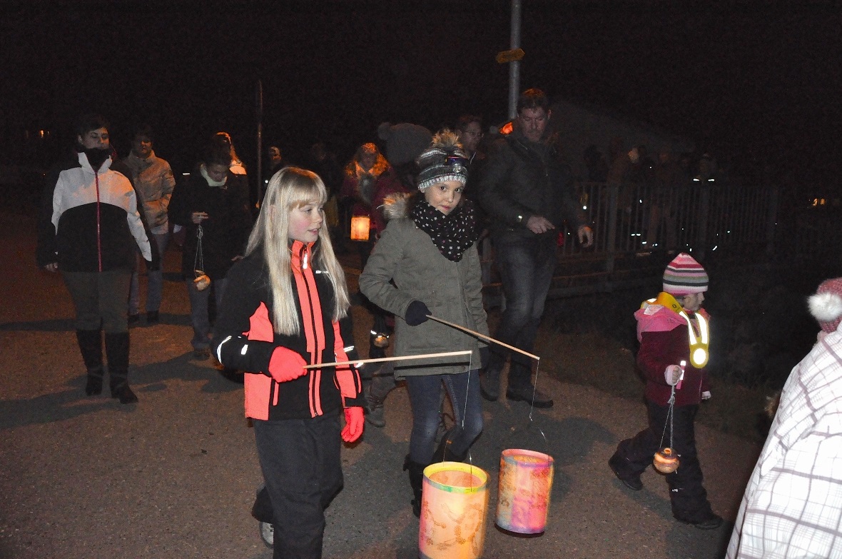 Ob Räbeliechtli oder Laterne, wir leuchten den Weg.