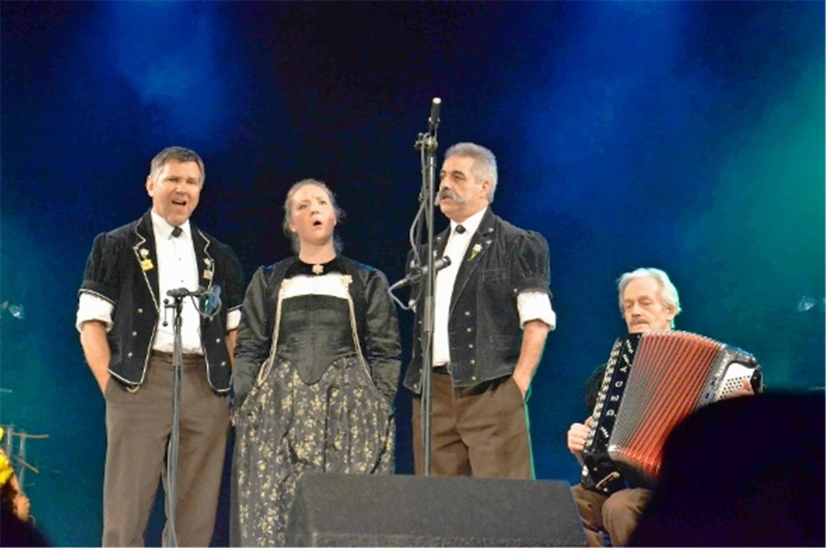 Ob im Jodlerterzett Niesenblick mit Erwin Josi zur linken und Ernst Feuz (r.) wi...