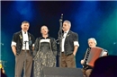 Ob im Jodlerterzett Niesenblick mit Erwin Josi zur linken und Ernst Feuz (r.) wi...
