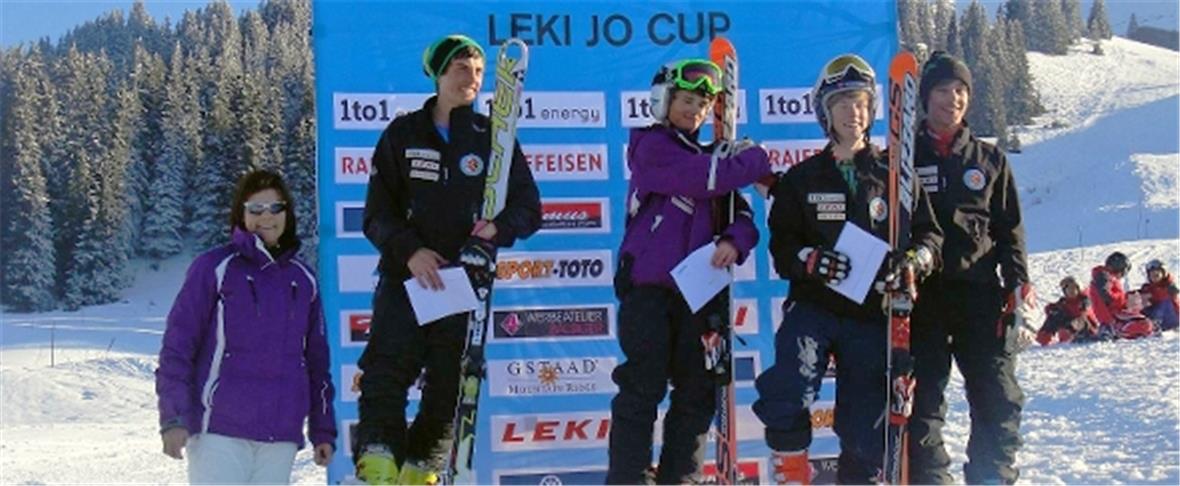 Oben Jonas Knöri Leki-Cup Gesamtsieger, links Gemeindepräsidentin Christiane Griessen.