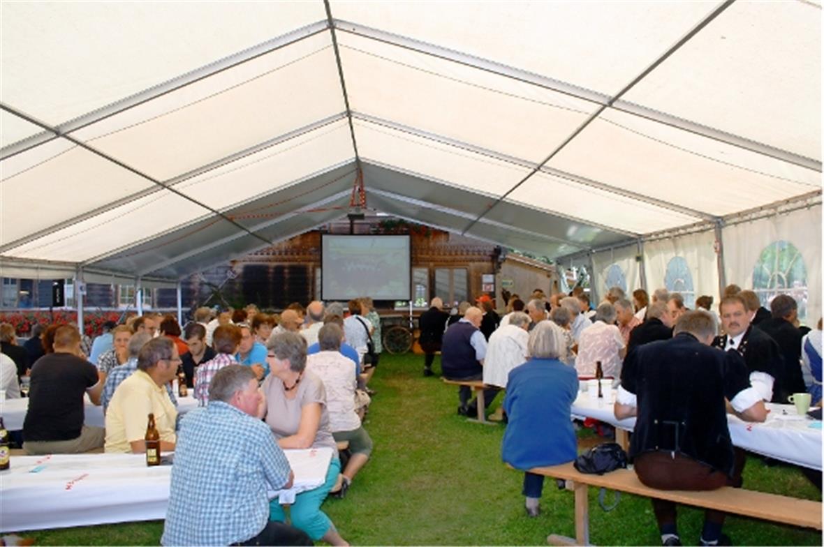 Oberes Festzelt mit Beamer.