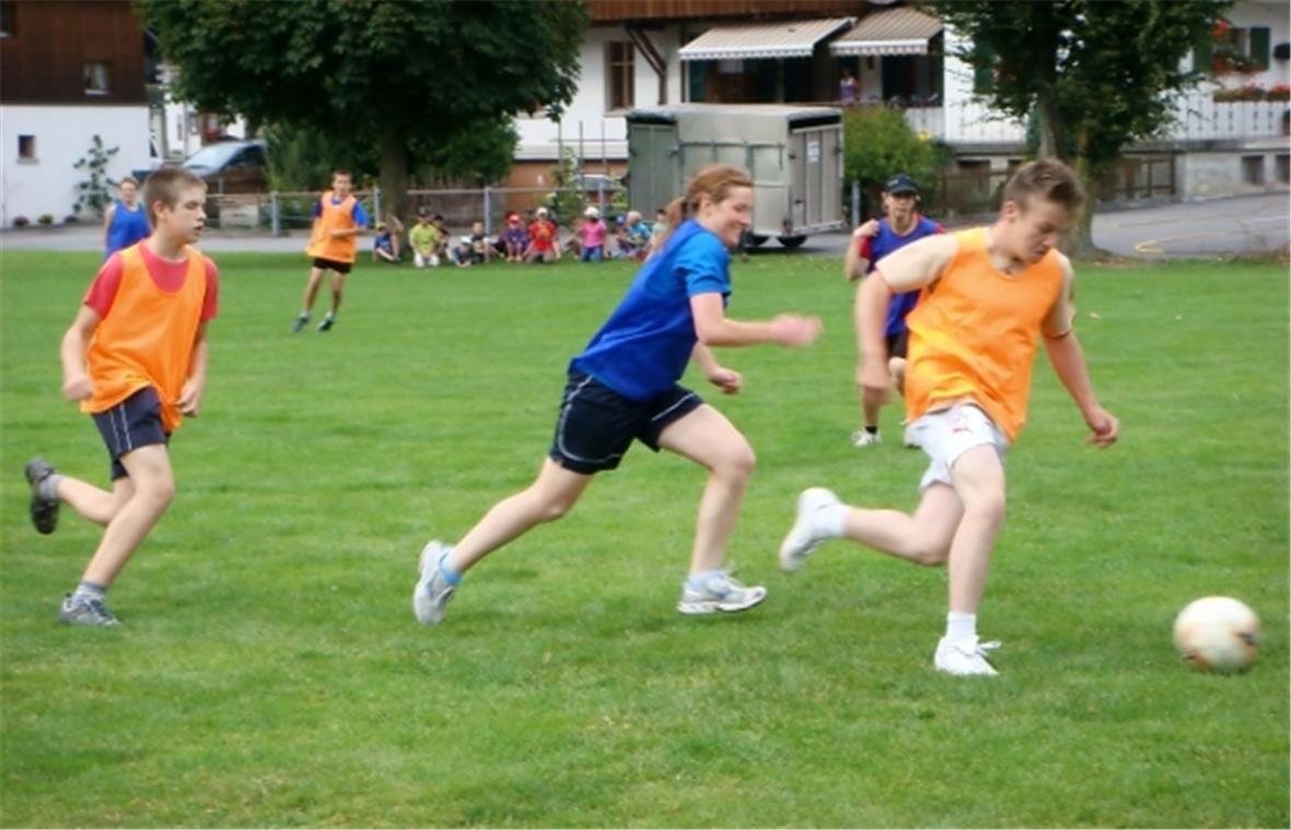 Oberstufenschüler gegen das Lehrerteam: Lukas, Frau Peter, Claudio.