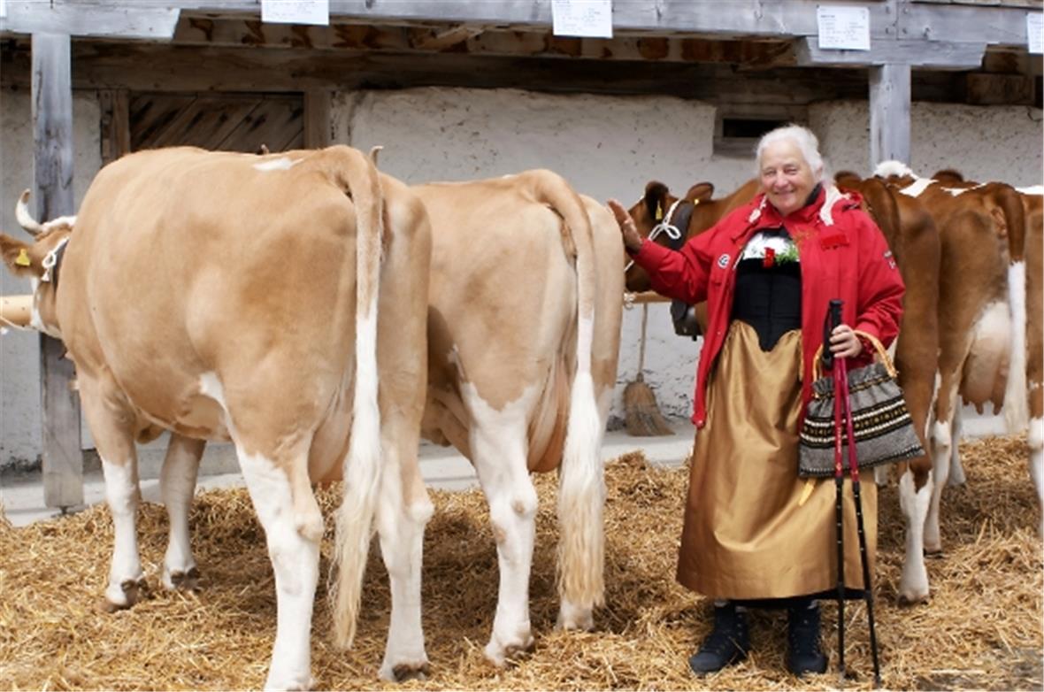 Oberwiler Bäuerin in Simmentaler Tracht bei der «Viehprämierungs-Demo» auf der S...