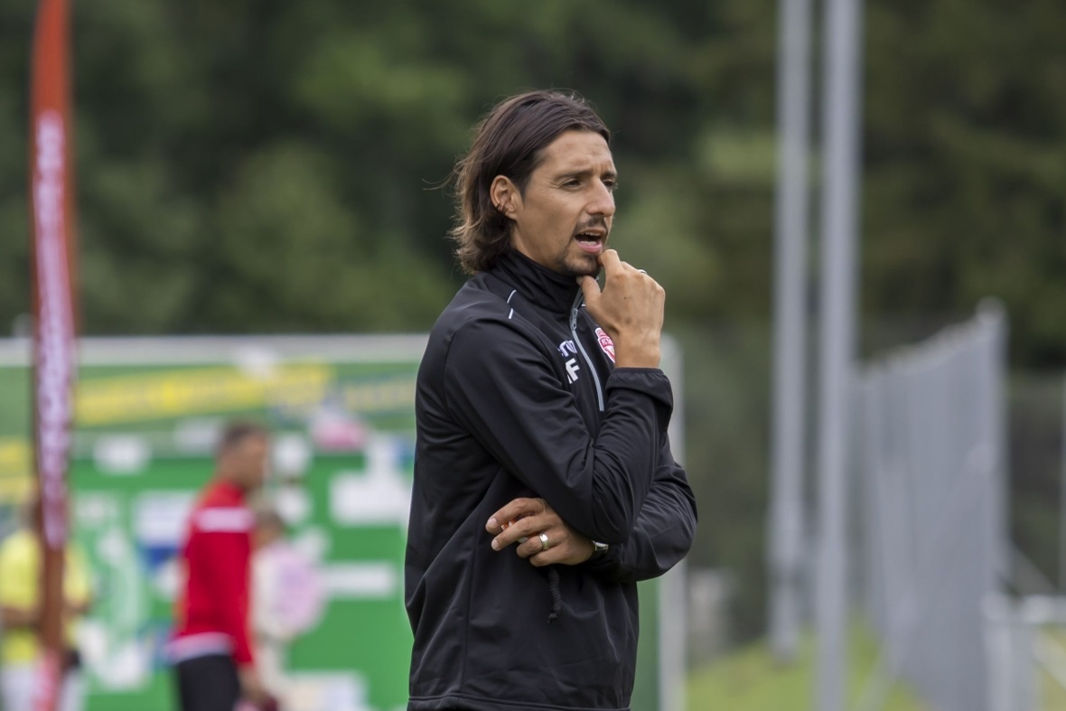 Oder nur ein Beobachten von der Aussenlinie.