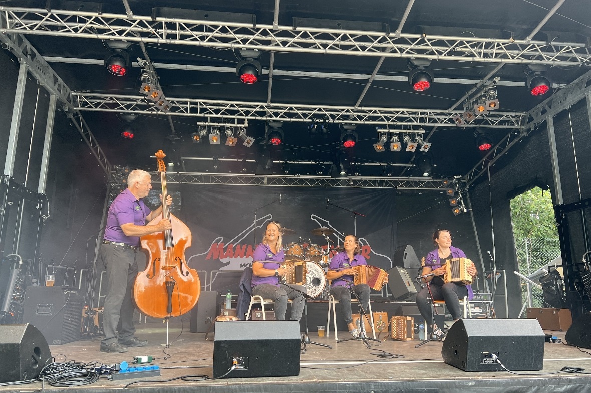 Örgelifründe Aegelsee stimmten in den Abend ein.