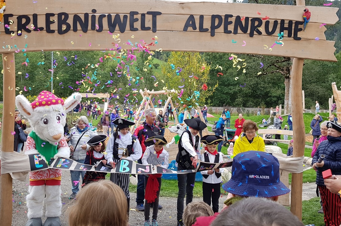 Spielplatz Alpenruhe für Spiel und Spass wieder eröffnet Offizielle Eröffnung der Erlebniswelt Alpenruhe: Das Band wird von Saani, Maskottchen von Gstaad Saanenland Tourismus, und als Piraten verkleideten Kindern durchgeschnitten.