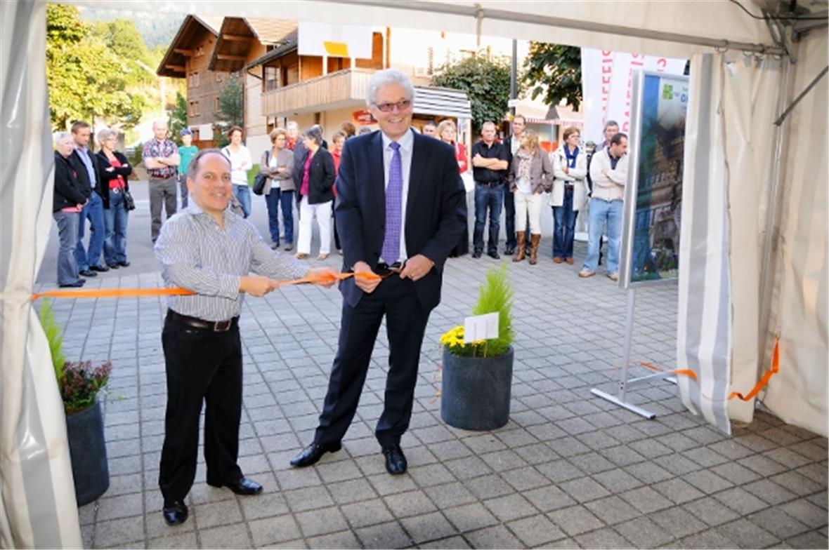 Diemtiger Gewerbeausstellung mit 2000 BesucherInnen Offizielle Eröffnung der Gewerbeausstellung durch OK-Präsident Adrian Mani und den Berner KMU-Direktor Christoph Erb.
