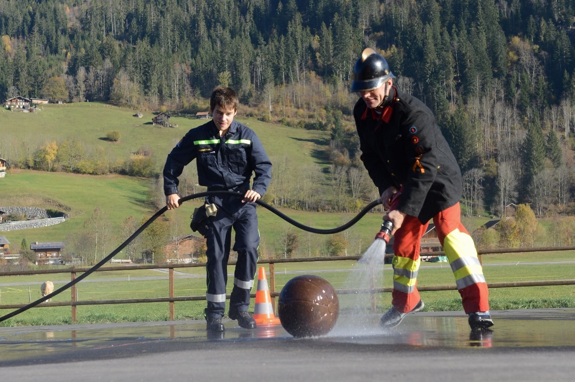 Ohne Probleme lenkt er den Ball durch den Slalomkurs.