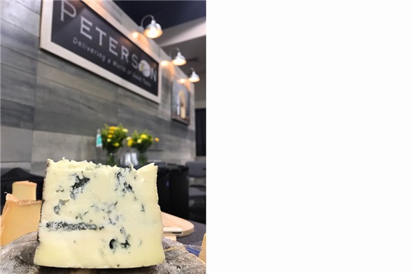 Ohne Revolver hat es der Lenker Berg Bleu durch den Wilden Westen geschafft. Bei Peterson in Seattle ist die Lenker Käsespezialität für den Nordwesten der USA zusammen mit 169 anderen Blauschimmelkäse gelistet.