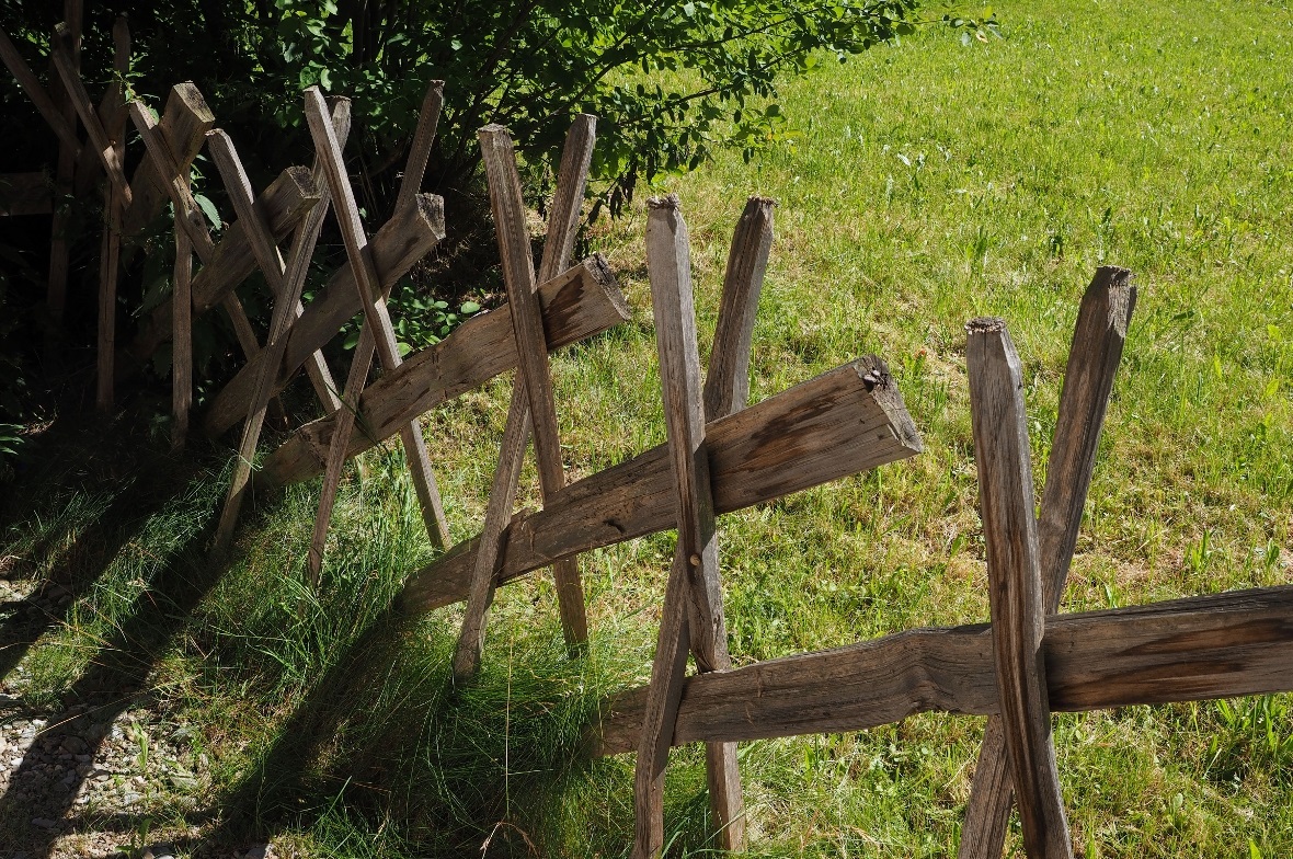 Ohne Schrauben oder Nägel: Die Zaunkonstruktion stützt sich selbst und benötigt nichts anderes als Holz.