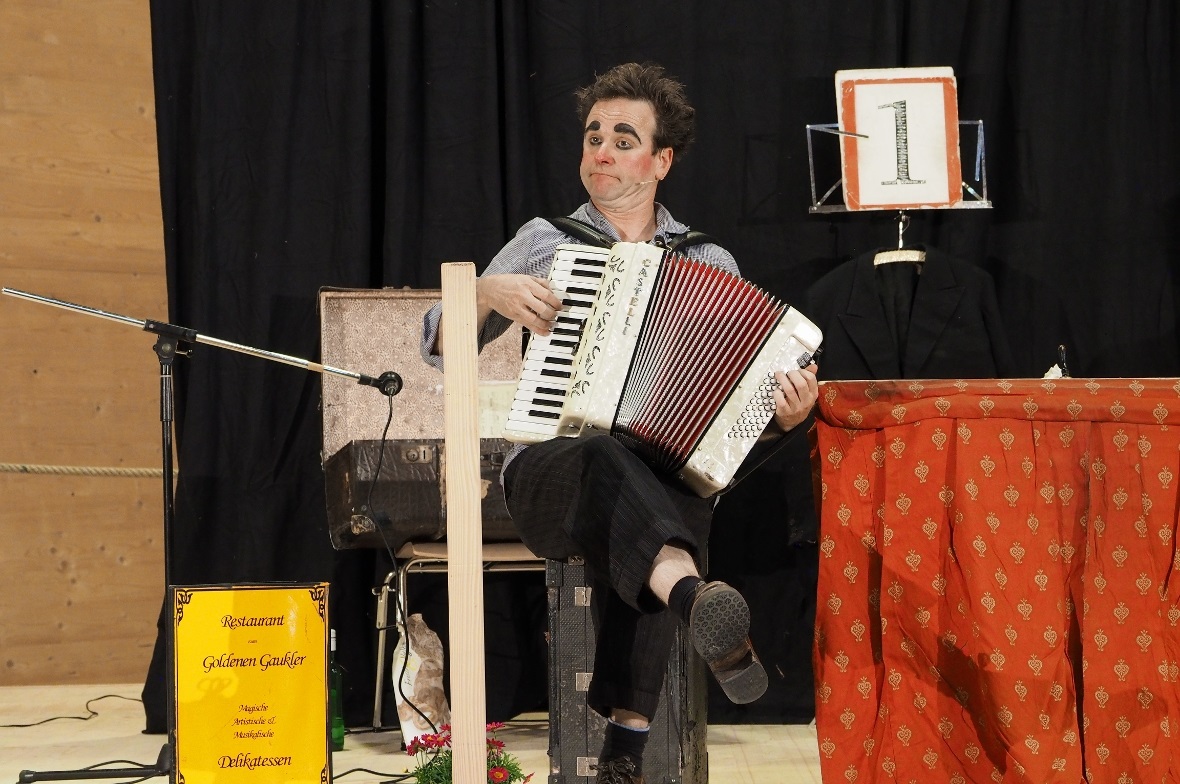 Oleg (Dominik Rentsch) bei seiner musikalischen Einlage.