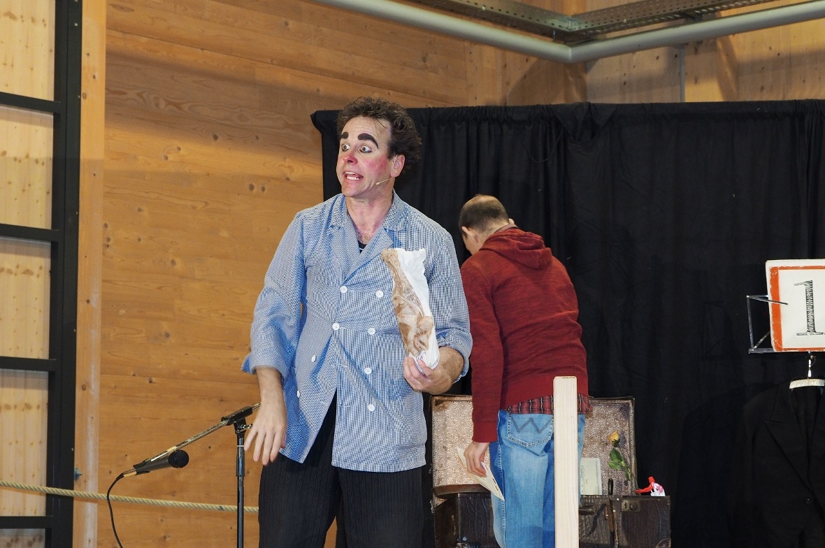 Oleg (Dominik Rentsch) brachte das Publikum zum Lachen,