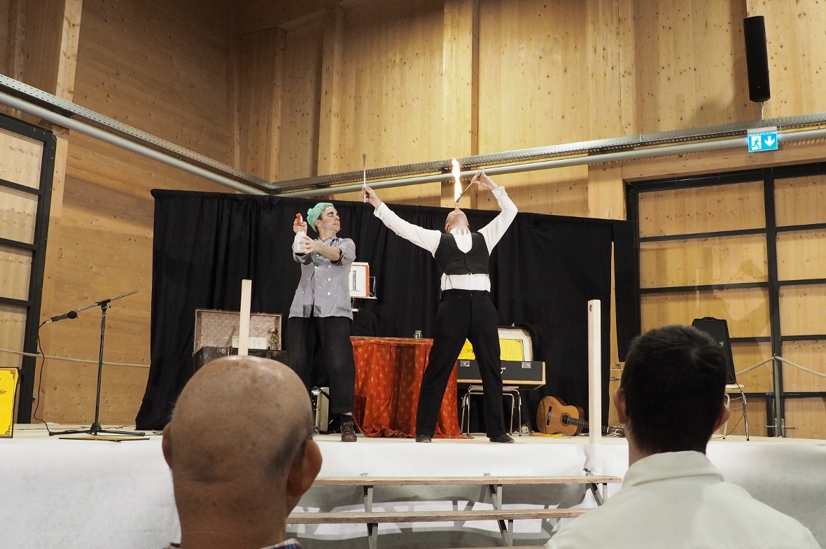 Oleg und Gilbert – magische, musikalische und artistische Leckerbissen.