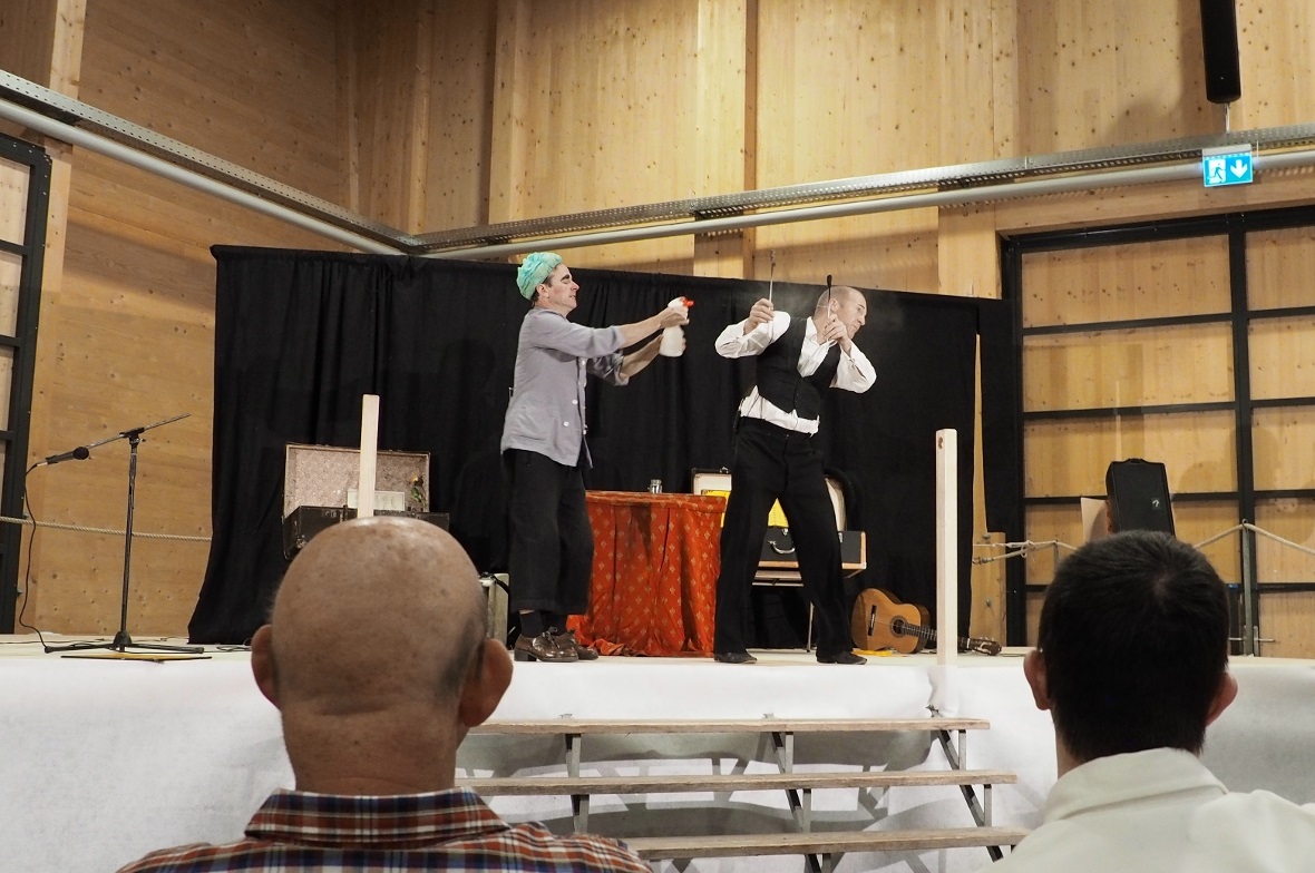 Oleg und Gilbert – magische, musikalische und artistische Leckerbissen.