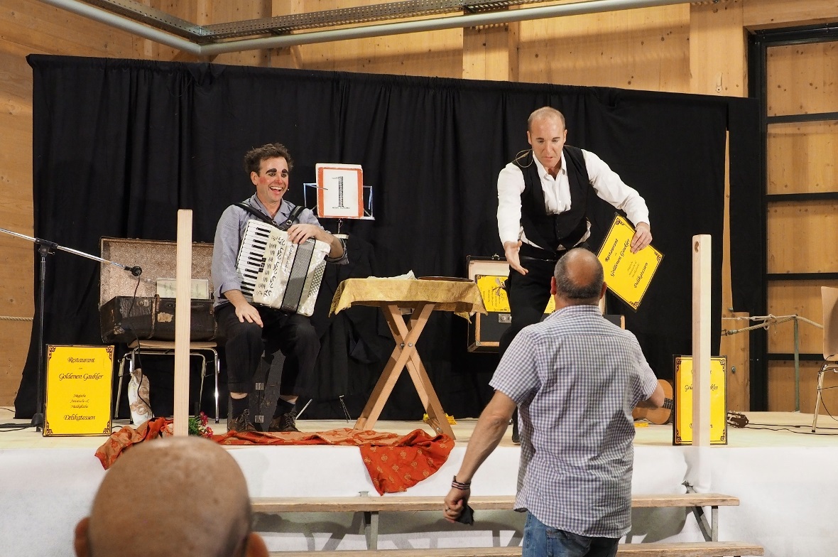 Oleg und Gilbert schafften es immer wieder, das Publikum zum Mitmachen zu motivi...