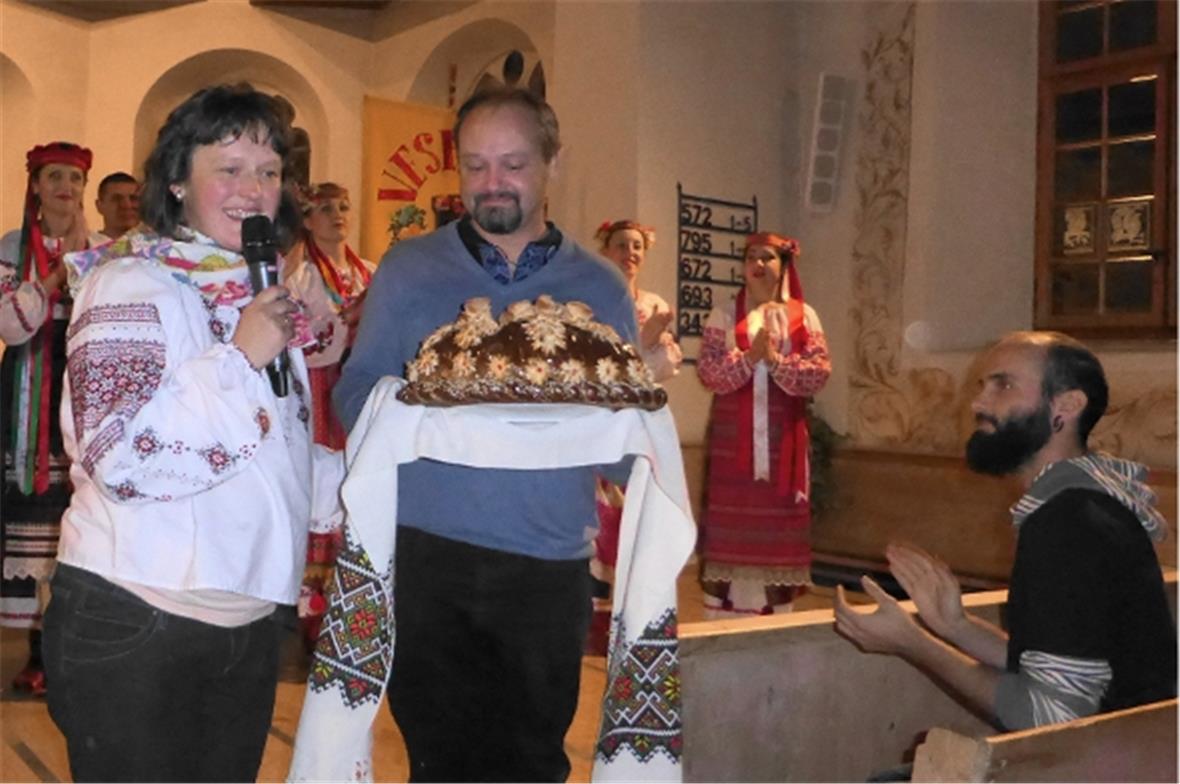 Olija Aegerter-Ruszczak, Ehemann Theo mit Zuckerbrottorte.