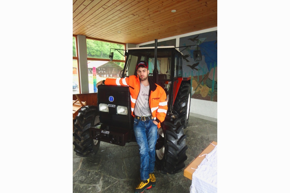 Oliver Beetschen und sein frischrestaurierter FIAT-Tracktor.