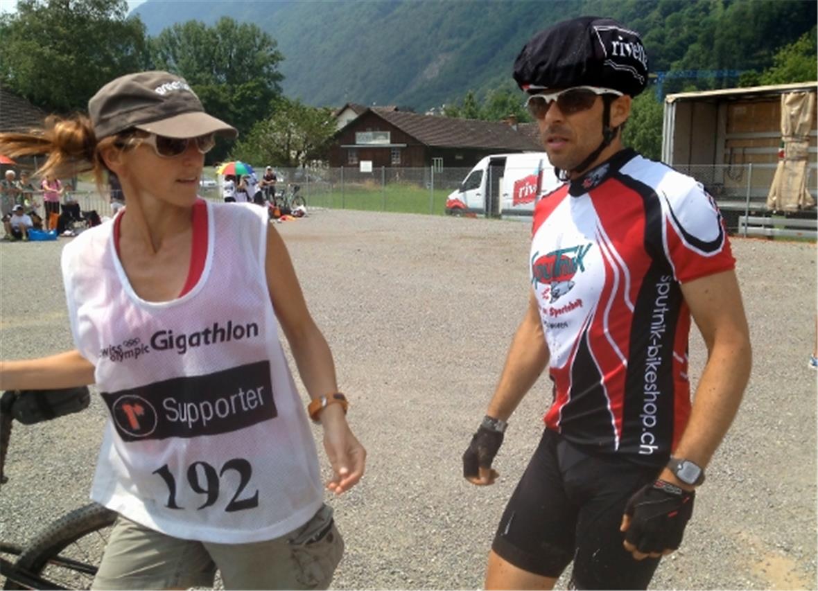 Oliver Gyger in der Wechselzone, betreut von seiner Supporterin Caroline Vanneste.