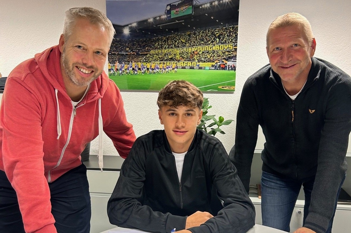 Oliver Siegenthaler bei der Unterzeichnung seines Nachwuchsvertrags bis 2028 bei den BSC Young Boys