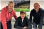 Oliver Siegenthaler bei der Unterzeichnung seines Nachwuchsvertrags bis 2028 bei den BSC Young Boys