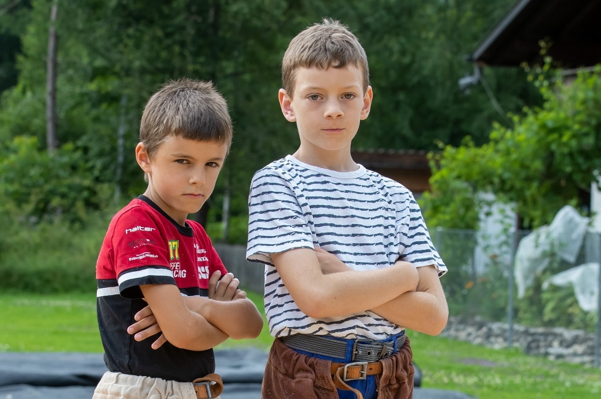Oliver (links) und Livio aus dem Simmental nahmen beim Ferienpass Frutigland im Schwingkeller Reichenbach teil.