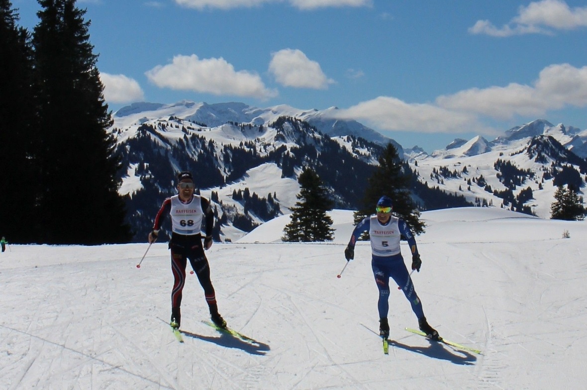 Olympia-Biathlet Joscha Burkhalter lief ohne Gewehr und begleitete seinen Vater Urs als starker Coach in den Marathon Flow.