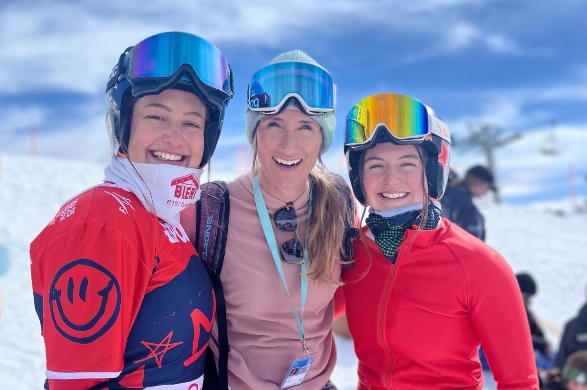 Olympia-Goldmedaillengewinnerin im Snowboardcross Tanja Frieden (Turin 2006, Mitte) als Unterstützung für die, die dasselbe Ziel haben: Sina Siegenthaler und Noémie Wiedmer.