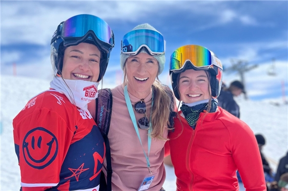 Olympia-Goldmedaillengewinnerin im Snowboardcross Tanja Frieden (Turin 2006, Mitte) als Unterstützung für die, die dasselbe Ziel haben: Sina Siegenthaler und Noémie Wiedmer.