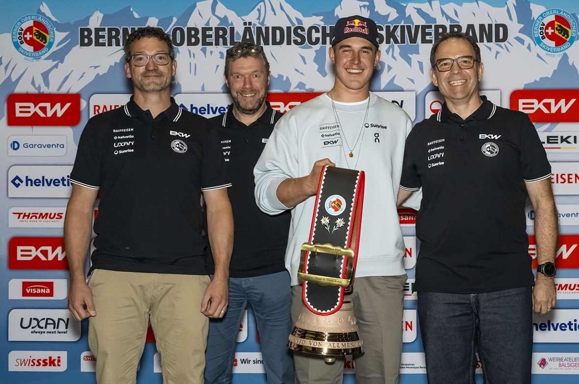 Olympiasieger Franjo von Allmen freute sich über die Glocke aus den Händen der BOSV-Geschäftsleitung (von links): Beat Zürcher, Dres Zenger, Thomas Jampen.