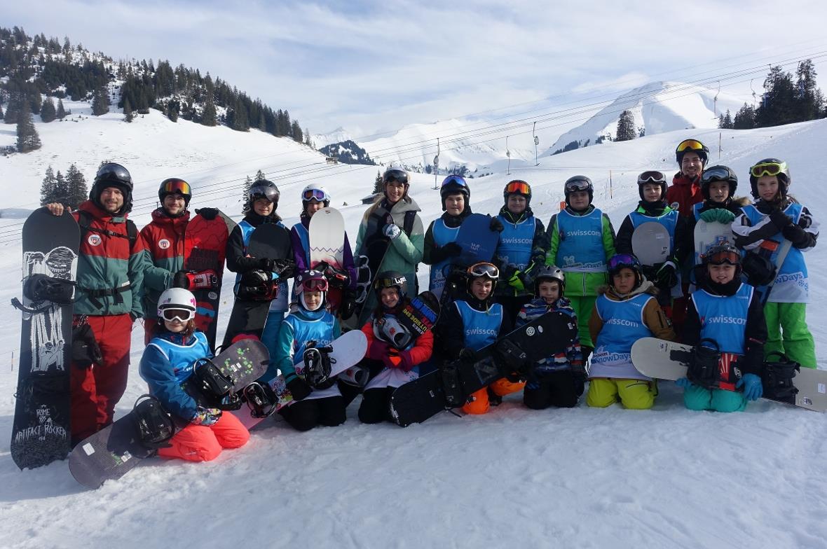 Olympiasiegerin Tanja Frieden wurde von den begeisterten Snowboard-Kids und –Leh...