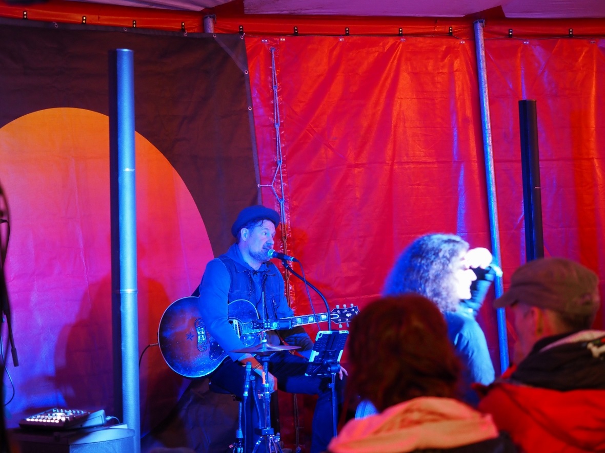 One-man-Show von Lt. Slam, der mit eigenen und gecoverten Songs wie «The Passeng...