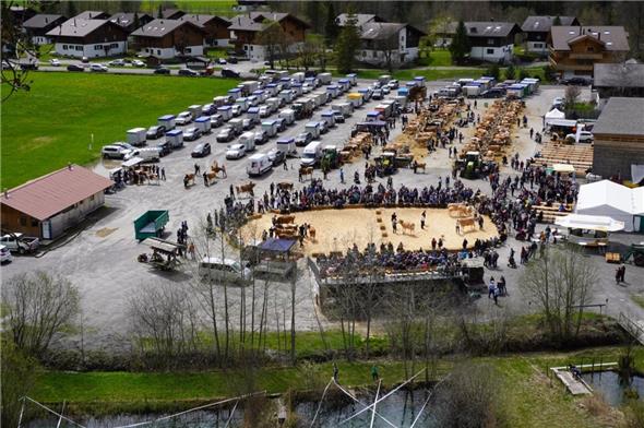 Optimale Infrastruktur, Blick auf das Festgelände auf dem Parkplatz der Metschbahnen.