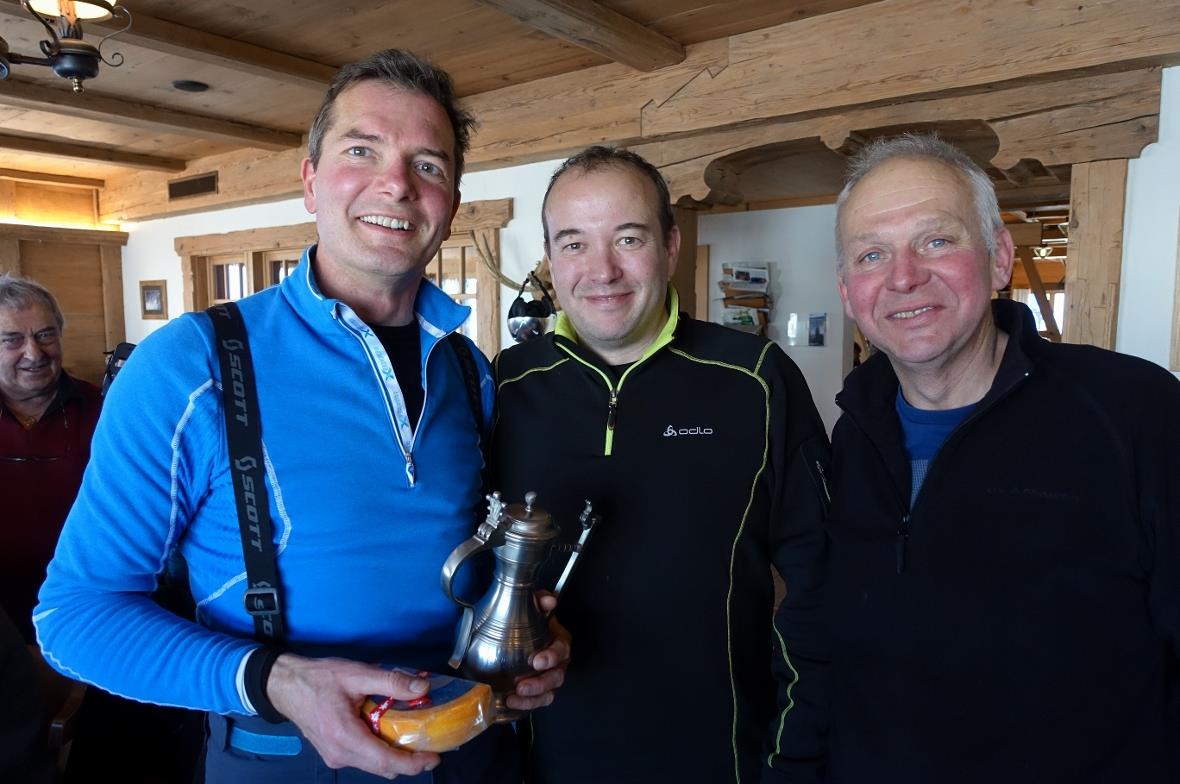 Organisator Christian von Känel und Grossratspräsident Carlos Reinhard gratulier...