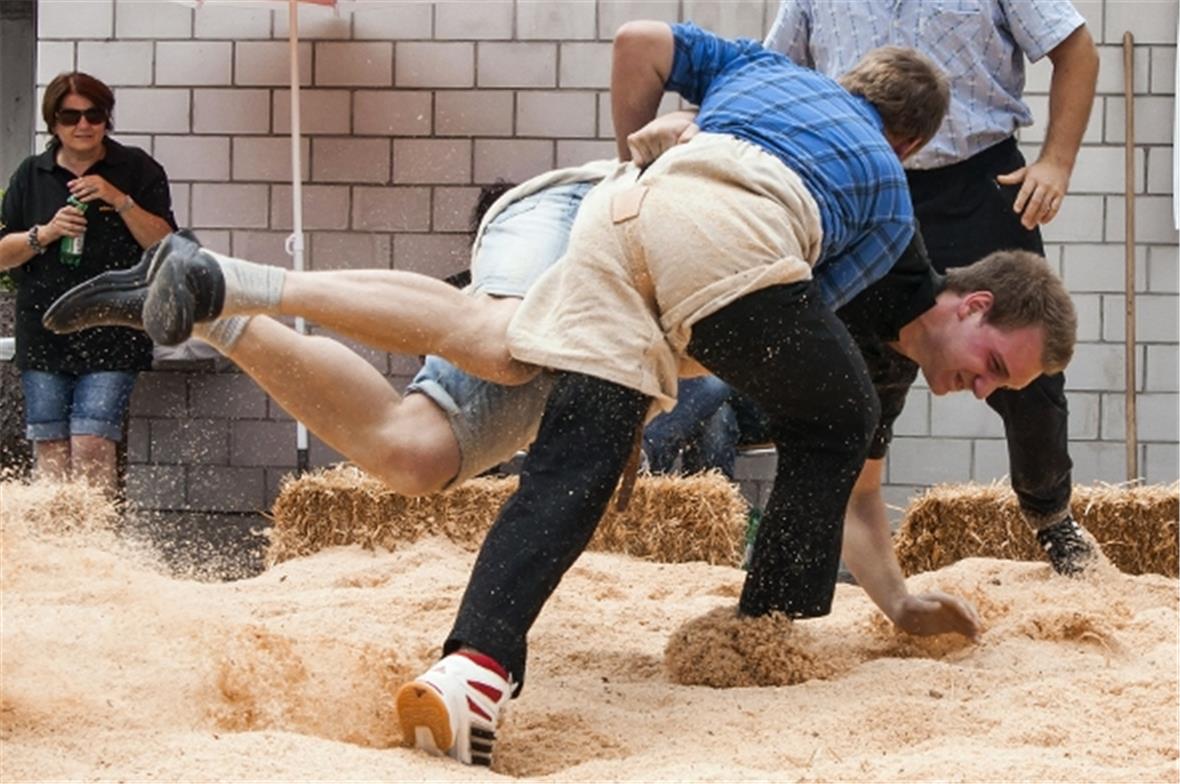 Organisator Kevin Bühler (waagrecht in seinen Zockeln) im Schlussgang gegen Fest...