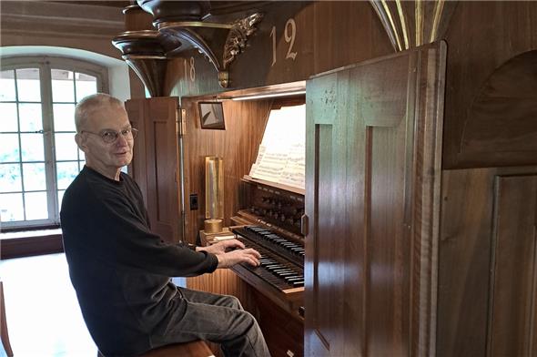 Organist Markus Aellig an der Orgel der Kirche Erlenbach.