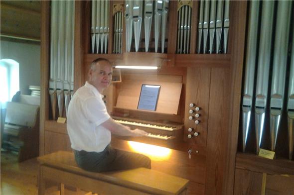Organist Roland Finsterwalder an der Orgel in der Kirche Diemtigen.