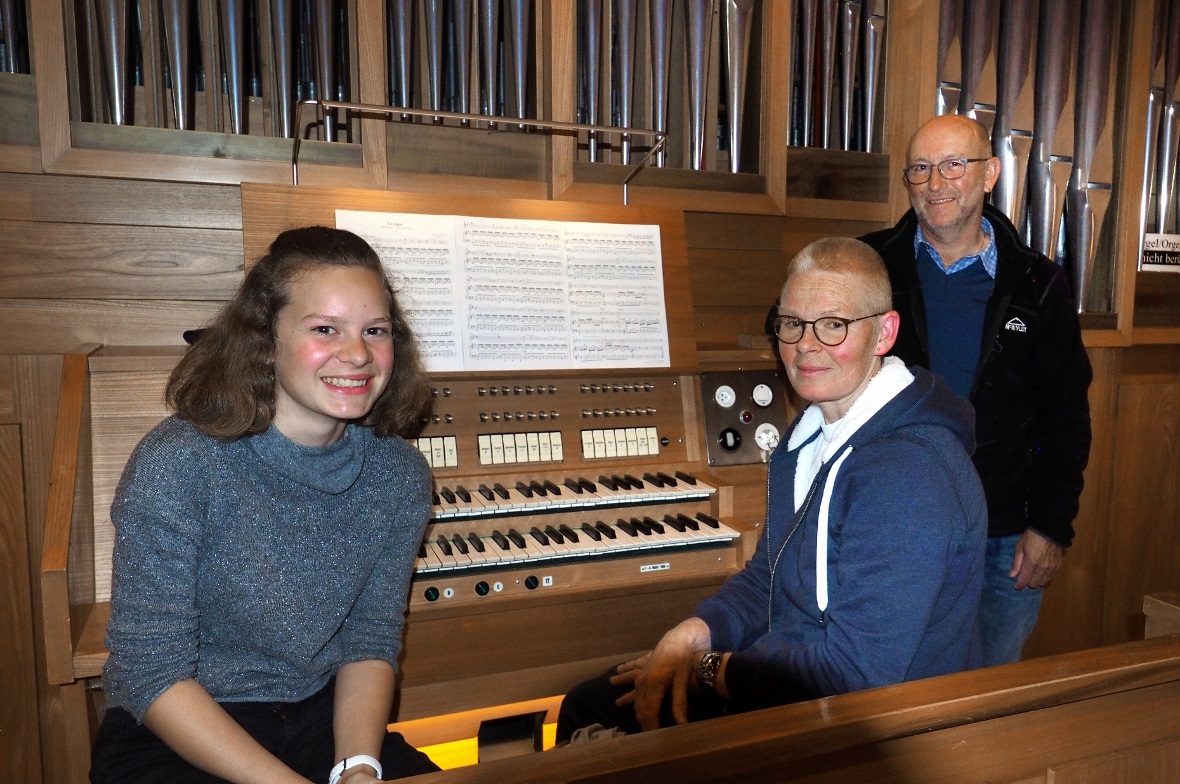 Organistin Ada van der Vlist mit Danja Mathis und Sigrist Ueli von Känel