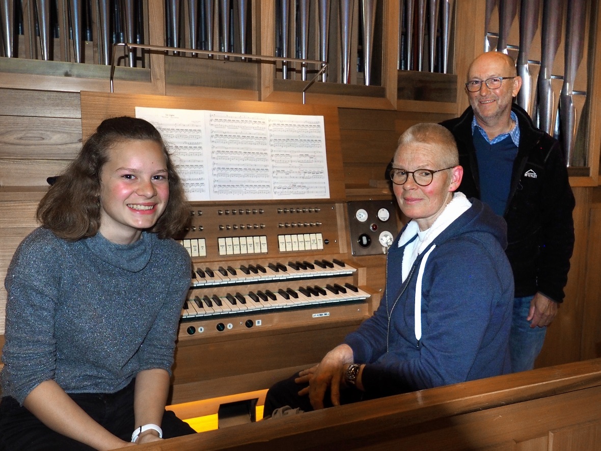 Organistin Ada van der Vlist mit Danja Mathis und Sigrist Ueli von Känel.