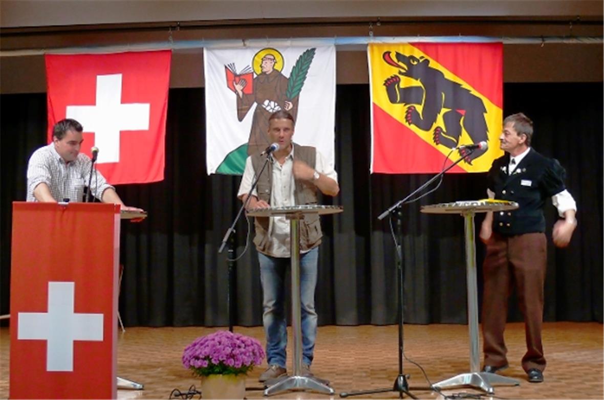 Osakar Freysinger steht Grossrat Thomas Knutti und Sektionspräsident Kilian Wyss...