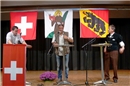 Osakar Freysinger steht Grossrat Thomas Knutti und Sektionspräsident Kilian Wyss...