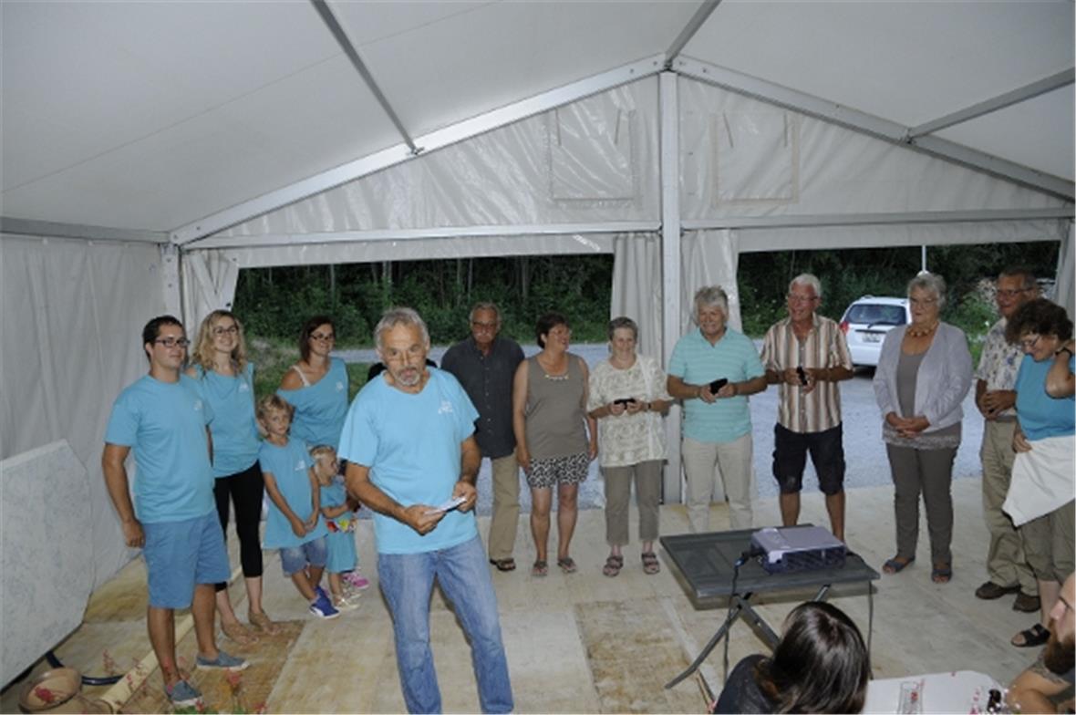 Osi Kunz bei seiner herzlichen und humorvollen Begrüssung. Im Hintergrund ein Te...