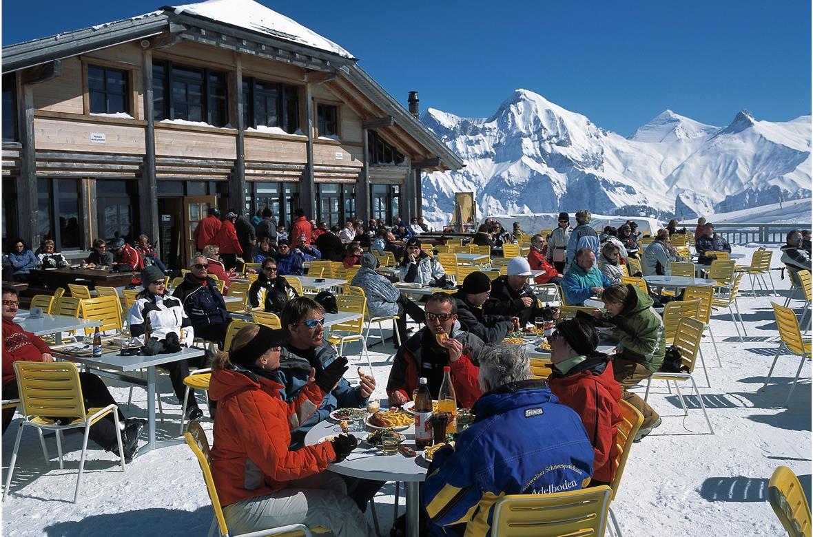 Oster-Schmaus Sillerenbühl. Der Charme von 100% Regionalprodukten. Skis werden neidisch, weil sie trotz hervorragenden Pisten vor lauter Schlemmen zu wenig gecarvt werden.