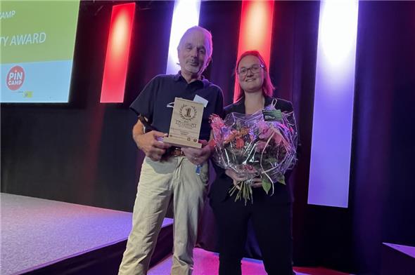 Oswald Kunz freut sich mit Tochter Marlen Schär-Kunz über den gewonnenen Camping-Award.