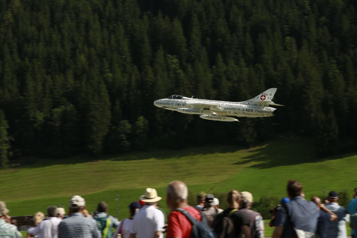 Papyrus über den Köpfen der Zuschauer.